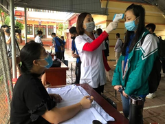 Video: Phụ huynh lo lắng, học sinh háo hức đến trường sau kỳ nghỉ dịch COVID-19