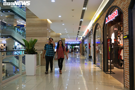 Trung tâm thương mại Hà Nội vẫn vắng vẻ, nhiều người 'quên' đeo khẩu trang 