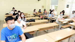 Sinh viên trở lại trường: Nơi ngồi cách 1,5m, chia ô chỗ ngồi, nơi ùn ùn vào lớp