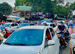 Người xe nườm nượp trên phố ở TP.HCM trong ngày đầu sau kỳ nghỉ lễ