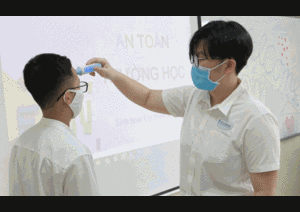 3 học sinh Hà Nội bị sốt, phải cách ly trong ngày đầu quay lại trường