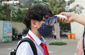 Học sinh Hà Nội đeo khẩu trang, trang bị kính chắn giọt bắn ngày đầu đi học lại