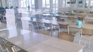 Trường học chia đôi lớp, lắp vách ngăn đón học sinh trở lại