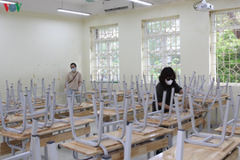 Đón học sinh trở lại, nhiều trường ở Hà Nội tách lớp, học lệch ca để phòng dịch