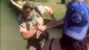 Bị nhắc nhở giãn cách xã hội, du khách đẩy nhân viên công vụ rơi xuống hồ