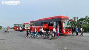 Rùng mình hàng chục tài xế xe ôm chặn đầu, đu bám cửa xe bắt khách giữa quốc lộ