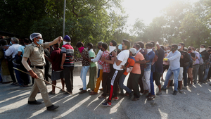 Dân Ấn Độ đổ xô đến quán rượu, bỏ mặc các quy tắc giãn cách xã hội