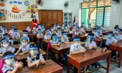 Bộ Giáo dục: Học sinh không cần đeo nón che giọt bắn ở trường
