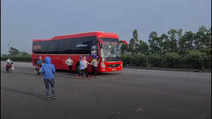 Xe ôm coi thường mạng sống đuổi theo, chặn đầu ô tô trên quốc lộ 18 để bắt khách