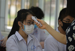 Chủ tịch Hà Nội: Không nên chia giờ học, học sinh không cần tấm chắn giọt bắn