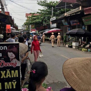 Đang bán hàng ở chợ, vợ bị chồng tâm thần đâm chết