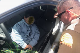 Bé trai 5 tuổi lái trộm xe mẹ đi mua Lamborghini