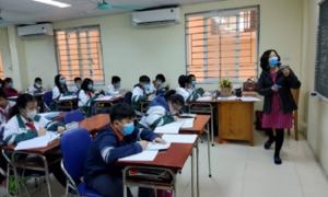 Dân mạng xót xa cảnh thầy cô ngộp thở đeo khẩu trang dạy học