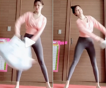 Dân mạng khiếp vía với màn đu lắc con của bà mẹ xinh đẹp nổi tiếng 