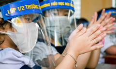 Trường không mở điều hòa, phụ huynh lo con đi học chưa mắc COVID-19 đã lăn ra ốm