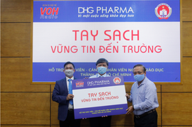 TP.HCM: Giáo viên tiểu học được DHG Pharma tài trợ gel rửa tay phòng dịch 