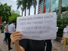 Việt Úc tận thu học phí: Phụ huynh dãi nắng căng băng rôn chờ đối thoại
