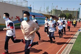 Video: Hai học sinh Trung Quốc đột tử vì đeo khẩu trang chạy trong giờ thể dục