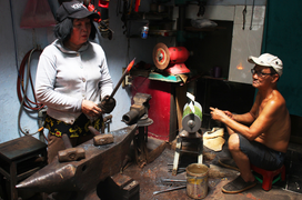 Ảnh: Cặp vợ chồng già 38 năm quai búa giữa Sài Gòn