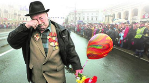 Xúc động bức ảnh cựu binh già bật khóc trong ngày Chiến thắng