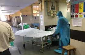 Ấn Độ: Bệnh nhân COVID-19 nằm cạnh xác chết trong bệnh viện 
