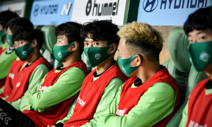 Bóng đá Hàn Quốc trở lại: Cầu thủ dự bị đeo khẩu trang, sân bóng không khán giả