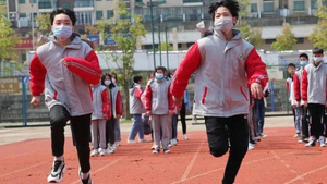 Trung Quốc thông báo khẩn: Học sinh không đeo khẩu trang trong giờ thể dục