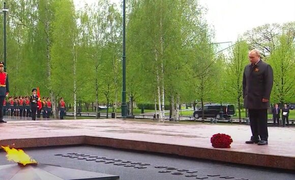 Ông Putin ôm hoa hồng, lặng người trước Mộ Chiến sỹ Vô danh trong ngày 9/5