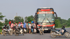 CSGT Bắc Ninh xử phạt hàng loạt ô tô đón, trả khách giữa đường