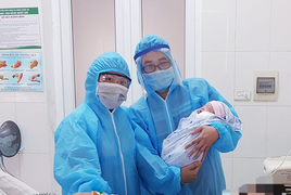 Bé gái 3,5 kg chào đời ngay trong khu cách ly COVID-19 ở Nghệ An