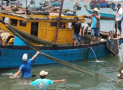 Lật ghe khiến 5 người mất tích: ‘Cần có chế tài xử phạt nặng hơn’