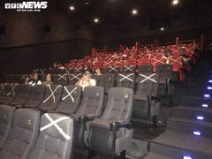 Rạp phim ở TP.HCM mở cửa trở lại, khách xem ngồi cách 2 ghế