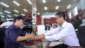 Vì sao các khoản vay tiêu dùng lại có mức lãi suất cao hơn ngân hàng?