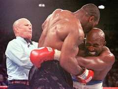 Mike Tyson kiếm được 3 triệu USD từ màn cắn tai Holyfield