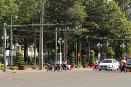 Hàng loạt xe biển xanh của tỉnh, thành ủy Bình Phước vượt đèn đỏ, bất chấp luật