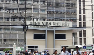 Xem xét chuyển phi công người Anh sang Bệnh viện Chợ Rẫy chờ ghép phổi