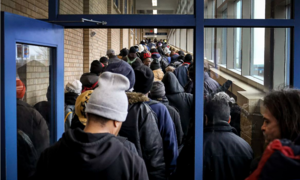 Mỹ: Dòng người xếp hàng chờ ngân hàng thực phẩm phát đồ ăn giữa dịch COVID-19 