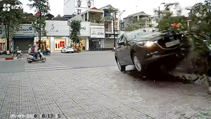 Video: Ô tô lao lên vỉa hè húc đổ cây