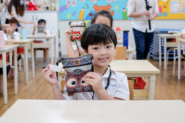 Học sinh được nhận 'lì xì đặc biệt' trong ngày đầu trở lại trường