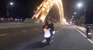 Clip: ‘Quái xế’ bốc đầu xe máy trên cầu Rồng