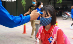 Ngày đầu đi học lại, học sinh đến trường từ 6h sáng xếp hàng đo thân nhiệt