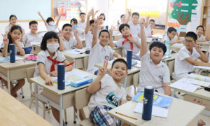 Học sinh tiểu học Hà Nội nô nức trở lại trường sau kỳ nghỉ dài chưa từng có