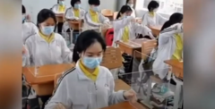 Video: Học sinh Trung Quốc dùng tấm chắn chống COVID-19