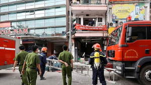 Clip: Hiện trường nổ bình gas nhà hàng trên phố cổ khiến 5 người bị thương