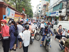 Quên quy định địa điểm đón trẻ, phụ huynh nháo nhác tìm con, giao thông ùn tắc