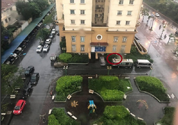 Người đàn ông rơi từ tầng cao khu đô thị Nam Thăng Long trúng nóc ô tô