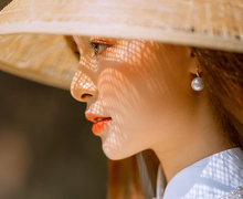 Á khôi tài sắc Việt Nam đẹp dịu dàng bên hoa loa kèn