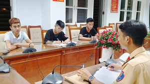 Bắt 2 'quái xế' bốc đầu, chạy xe mô tô một bánh 'câu like'