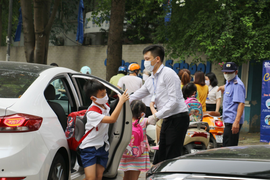 Trẻ đi học lại, cha mẹ chật vật gọi con dậy sớm đến lớp đúng giờ