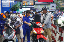 Ảnh: Dân ùn ùn đổ xăng trước thông tin tăng giá